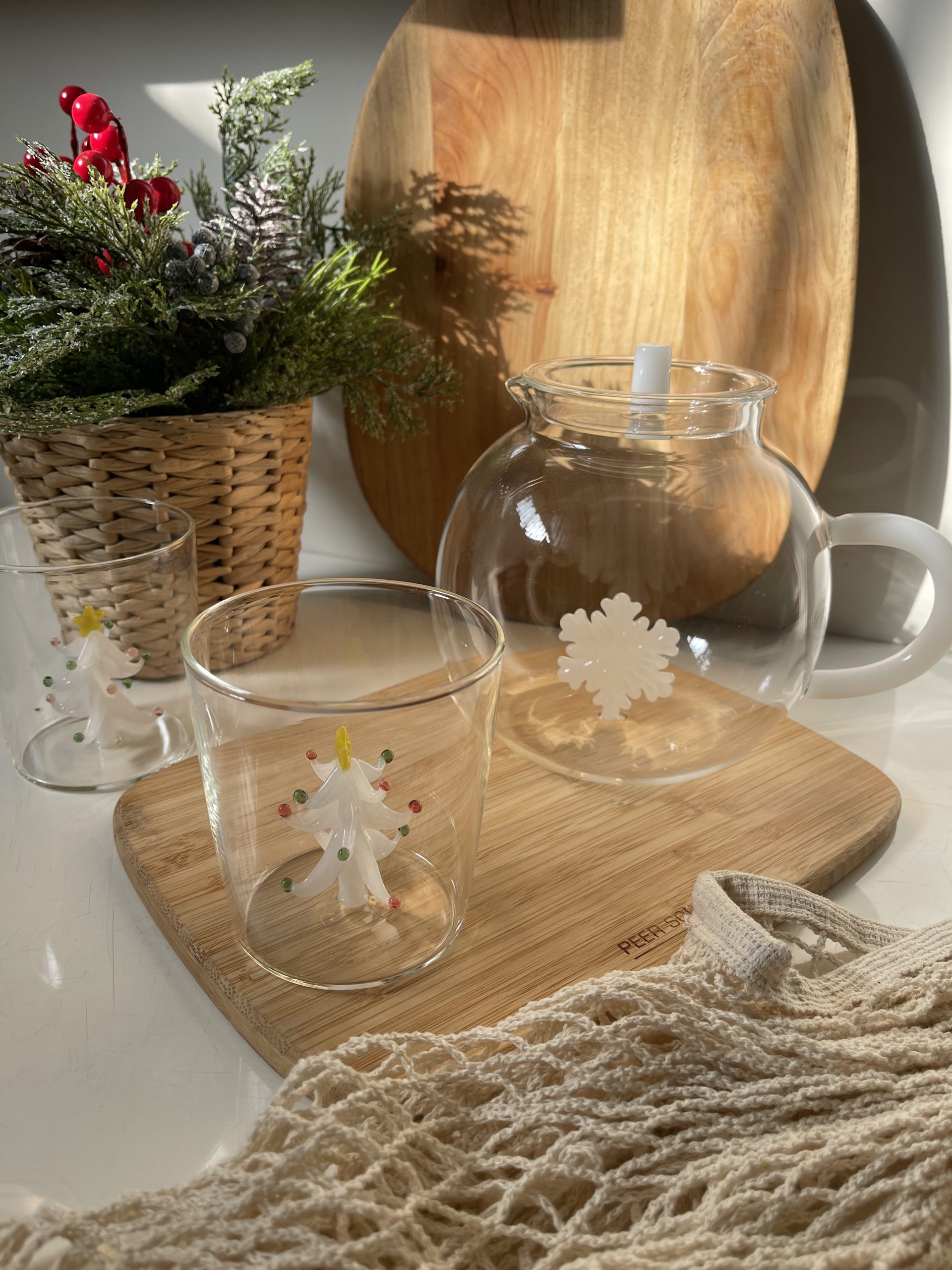 35A749A7-8A90-4089-B7BF-6B6D6632DFD7 قوری کریسمس و2 لیوان / پارچ و2 لیوان - Image 1